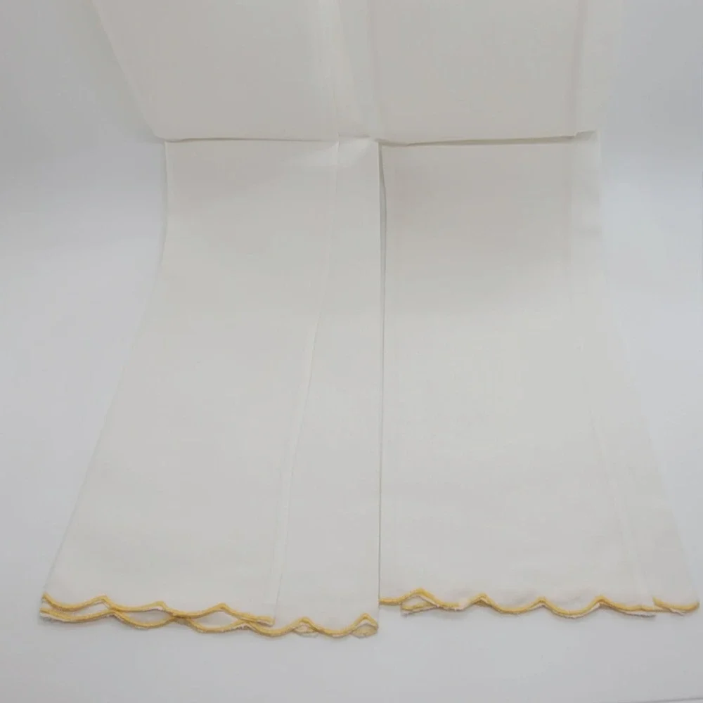 Vintage Embroidered Floral Hand Towels Set of 2 White Scalloped Edge Cottagecore